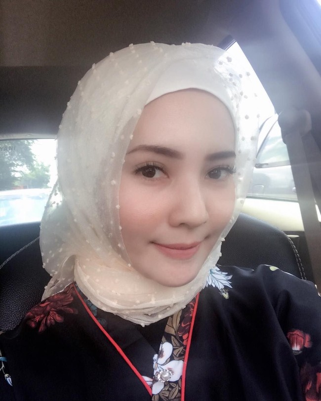 Lilis Yamaini yang populer di Instagram dengan followers lebih dari 37 ribu kerap menjadi endorser sejumlah brand hijab dan busana muslim. Foto: Instagram @nakeishalilis7