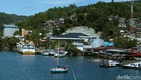 Kota Jayapura juga memiliki topografi yang beragam mulai dari bukit hingga pantai.