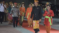 Tampak Presiden RI Joko Widodo hadir bersama Ibu Negara Iriana Joko Widodo di malam peresmian Patung Garuda Wisnu Kencana. Antara Foto/Fikri Yusuf.