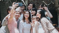Para rekan di JKT 48 pun tampak hadir di momen bahagia dara berusia 22 tahun itu. Tampak di antaranya Melody. Dok. Instagram/kinalputridevi
