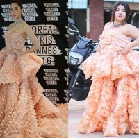 Dalam wawancara dengan Bored Panda, Sine mengungkapkan dirinya senang melakukan parodi baju artis dengan menggunakan makanan. “Aku dan saudaraku biasanya kami akan memakannya setelah itu,” ujarnya. Salah satu makanan yang dijadikannya baju dan kemudian dimakannya adalah gaun dari kerupuk ini. Gaun yang diparodikan oleh Sine ini merupakan busana yang dikenakan aktris Thailand, Chompoo Araya, saat menghadiri Festival Film Cannes, pertengahan Mei 2016 kemarin. Saat itu Chompoo memakai gaun oranye yang penuh ruffle rancangan Ralph & Russo. Foto: Instagram @framsook_lek_lek