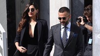 Seperti saat bersama suaminya, Anand Ahuja, yang merupakan seorang pengusaha saat menghadiri acara Milan Fashion Show. Dok. Instagram/sonamkapoor
