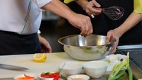 Begini nih gaya Meriam kalau lagi masak. Bersama Chef Chandra, wanita 53 tahun ini berkreasi di dapur. Kira-kira masak apa ya? Foto: Instagram bellinamer