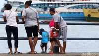 Beberapa warga Jayapura mengajak serta keluarganya untuk menghabiskan waktu di teluk.