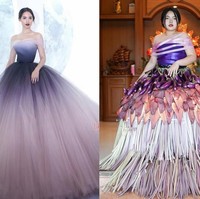 Penampilan aktris cantik Thailand, Urassaya Sperbund yang elegan dengan gaun ungu nan megah juga jadi korban parodi Sine. Kali ini cosplayer itu memakai puluhan terung dan jantung pisang. Foto: Instagram @framsook_lek_lek