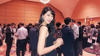 Pemilik senyum manis ini seperti tengah menghadiri sebuah acara. Ia mengenakan dress hitam dan melempar senyum sambil menikmati segelas minuman. Foto: instagram @momokoabe_