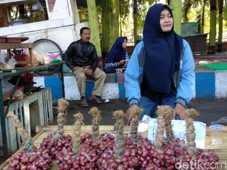 Harga Anjlok, Perempuan Ini Obral Bawang Merah di Pinggir Jalan Harga Anjlok, Perempuan Ini Obral Bawang Merah di Pinggir Jalan