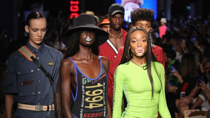 Model tiga payudara di Milan Fashion Week. Foto: Andreas Rentz/Getty Images Model tiga payudara di Milan Fashion Week. Foto: Andreas Rentz/Getty Images