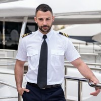 Pria yang menulis pekerjaannya sebagai pilot di Tinder juga populer. Berada di posisi dua paling banyak di-swipe kanan. Foto: dok. IStock