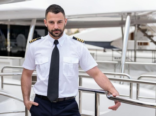 Pria yang menulis pekerjaannya sebagai pilot di Tinder juga populer. Berada di posisi dua paling banyak di-swipe kanan. Foto: dok. IStock