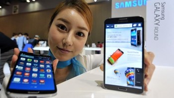 Samsung Galaxy Round. Diperkenalkan Oktober 2013, variasi dari Galaxy Note 3 ini merupakan smartphone komersial pertama yang sudah mengusung layar AMOLED fleksibel. Lihat kan lengkungannya? (Foto: AFP PHOTO / JUNG YEON-JE)