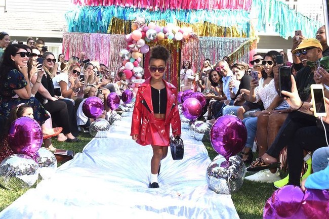 Bergaya bak model, North West sukses mencuri perhatian para tamu. Mereka pun mengabadikan momen tersebut.  Foto: Michael Simon/Dok. Harpers Bazaar US