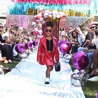 Bergaya bak model, North West sukses mencuri perhatian para tamu. Mereka pun mengabadikan momen tersebut.  Foto: Michael Simon/Dok. Harpers Bazaar US