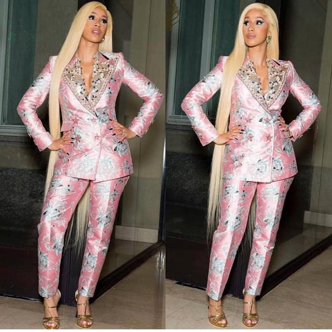 Cardi B juga mengisi acara fashion show Dolce & Gabbana. Dia mengganti kostum leopard dengan setelan bernuansa pink yang juga dibuat rumah mode Italia ini. Foto: Dok. Instagram @iamcardib