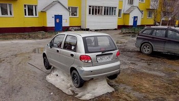 Ada sisa es di bawah mobil, sudah pasti belum bisa dijalankan. Foto: boredpanda