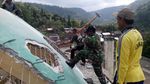 TNI Bantu Bersihkan Puing Masjid yang Rusak Akibat Gempa di Lombok