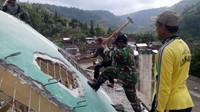 Mereka bahu-membahu membersihkan puing menggunakan peralatan manual seperti palu, linggis, pahat, dan sekop. Istimewa/Satgasgabpad Lombok.