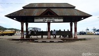 Di salah satu sudut teluk juga terdapat terminal. Terminal ini bernama Terminal Mesran.