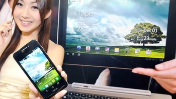 ASUS PadFone. Perangkat yang rilis tahun 2012 ini unik karena paket PadFone bukan cuma berisikan smartphone melainkan juga tablet untuk docking ponsel tersebut. (Foto: AFP PHOTO / Mandy CHENG)