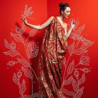 Kolaborasi tersebut melahirkan delapan busana pria dan wanita yang terdiri dari cocktail dress, gaun malam, dan kemeja. Uniknya, koleksi ini dihiasi motif batik klasik Garuda Serakit yang dipadu dengan motif berbentuk siluet kepala Mickey Mouse. (Foto: Dok. Disney Indonesia)