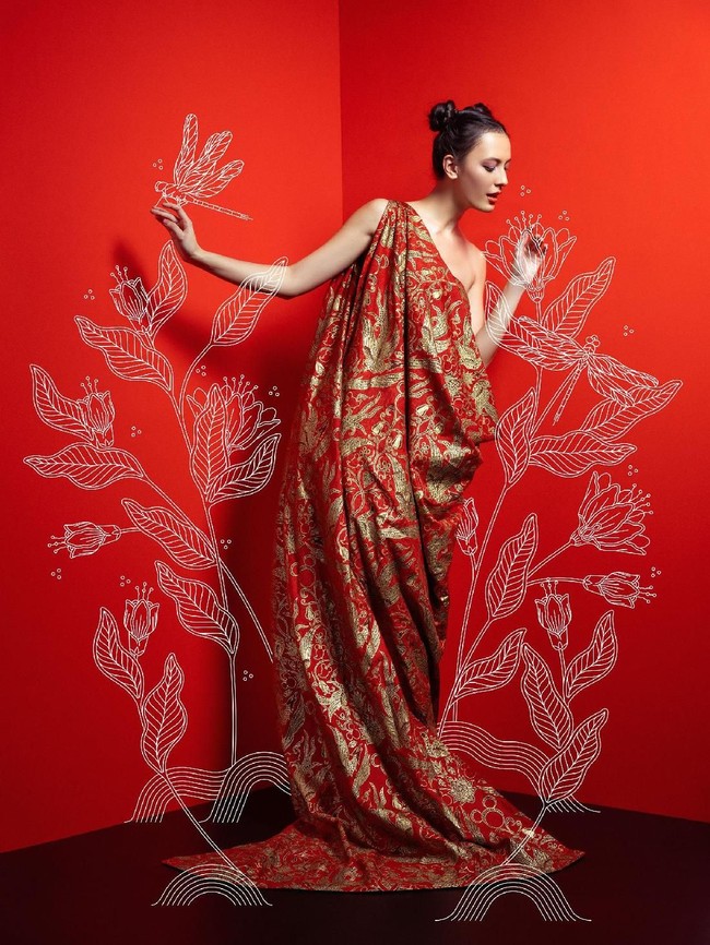 Kolaborasi tersebut melahirkan delapan busana pria dan wanita yang terdiri dari cocktail dress, gaun malam, dan kemeja. Uniknya, koleksi ini dihiasi motif batik klasik Garuda Serakit yang dipadu dengan motif berbentuk siluet kepala Mickey Mouse. (Foto: Dok. Disney Indonesia)