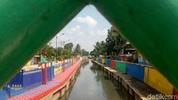 Tidak jarang warga menjadikan tepi Sungai Sekanak sebagai tempat berfoto selfie dan juga berkumpul saat sore hari (Raja Adil Siregar/detikTravel)