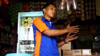 Beragam layanan keuangan bisa dilakukan di toko sembakonya, laiknya kantor cabang sebuah bank. Mengingat transaksi hariannya yang cukup tinggi, dia pun menyulap meja kasir di toko kelontongnya sebagai cabang BRI di Pasar Skouw yang tak jauh dari PLBN.