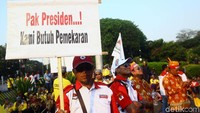 Mereka menuntut pemekaran sejumlah daerah.