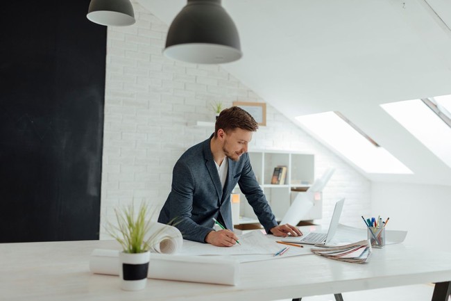 Pria yang bekerja sebagai desainer interior ternyata paling populer di Tinder. Berada di urutan nomor satu paling banyak di-swipe kanan. Foto: dok. IStock