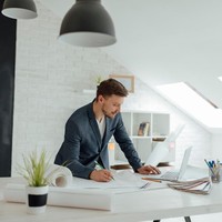 Pria yang bekerja sebagai desainer interior ternyata paling populer di Tinder. Berada di urutan nomor satu paling banyak di-swipe kanan. Foto: dok. IStock