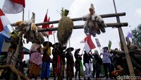Aksi ini digelar pukul 12.30 WIB. Beberapa dari mereka mengenakan atribut layaknya petani.