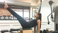 Di usianya yang menginjak 33 tahun, ia masih rajin berolahraga. Dok. Instagram/sonamkapoor