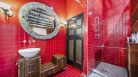 Kamar mandinya terlihat kuno, memang tegel yang digunakan masih yang asli dari dulu. Istimewa/Boredpanda.
