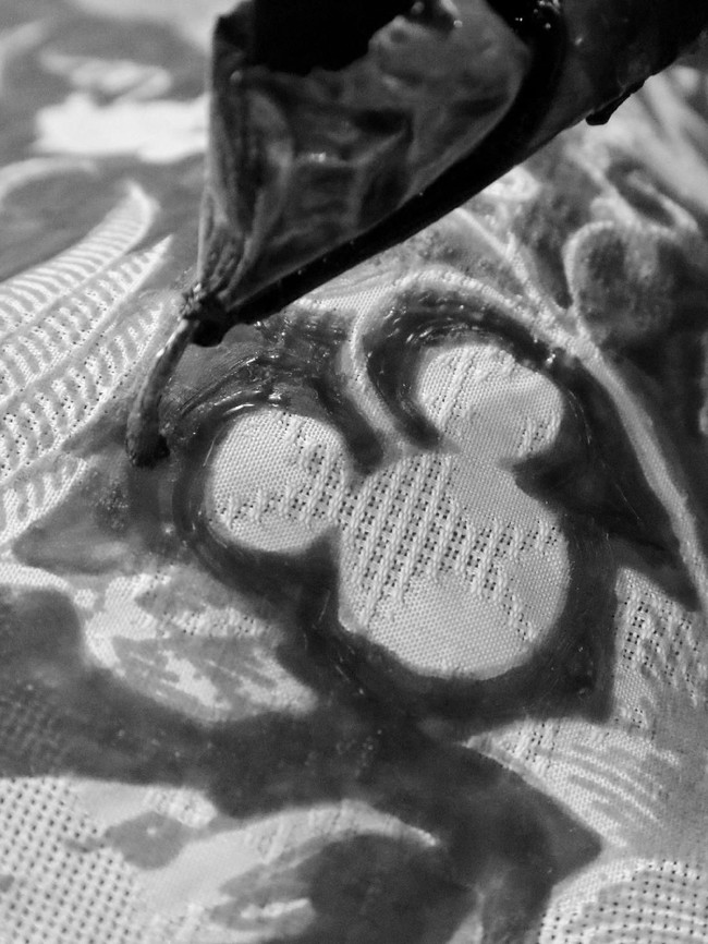 Batik masih menjadi pilihan Disney untuk merayakan ulang tahun ke-90 Mickey Mouse pada November mendatang. Hadir batik koleksi pakaian bermotif Mickey Mouse buah kolaborasi Disney Indonesia dengan Iwan Tirta Private Collection. Motif Mickey tersebut berpadu apik dengan motif-motif klasik besutan sang maestro, Iwan Tirta. (Foto: Dok. Disney Indonesia)