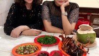 Wanita dengan nama lengkap Ellisa Meriam Bellina Maria Bamboe ini sedang kabur dari lokasi syuting bersama temannya. Meriam memilih makan kepiting lada hitam plus es kelapa segar. Slurpp! Foto: Instagram bellinamer