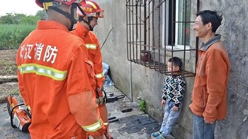 Entah bagaimana, kepala sang anak terjebak di teralis itu. Foto: boredpanda