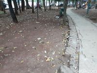 Sedih, Taman Kota di Tangsel Ini Banyak Sampah Berserakan