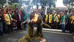 Foto: Bakar Patung Mendag, Mahasiswa di Pelosok RI Tolak Impor Beras