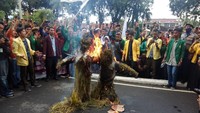 Aksi unjuk rasa dilakukan mahasiswa dari BEM-KM Universitas Andalas (Unand) dalam memperingati Hari Tani Nasional yang jatuh pada hari ini. Aksi dimulai dengan long march dari depan Kantor Bank Indonesia. Mahasiswa berjalan kaki sekitar setengah kilometer hingga ke kantor gubernur.