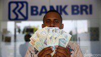 Petugas BRI memperlihatkan mata uang Kina di loket money changer di kawasan PLBN Skouw.