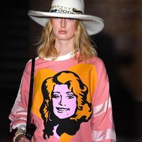 Gaya koboi juga menjadi referensi Alessandro. Muncul jumper longgar yang sporty dengan gambar wajah musisi country legenderasi Dolly Parton. (Foto: Dominique Charriau/Getty Images for Gucci)
