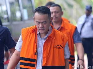 Kembali Diperiksa KPK, Suami Inneke Tertunduk Lesu