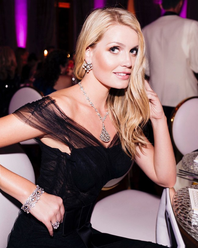 Penampilan Lady Kitty Spencer ini sekali lagi mempertegas eksistensinya di dunia modeling. Sebelumnya, ia juga ditunjuk sebagai brand ambassador merek perhiasan ternama Bvlgari. Dok: Instagram/@kitty.spencer