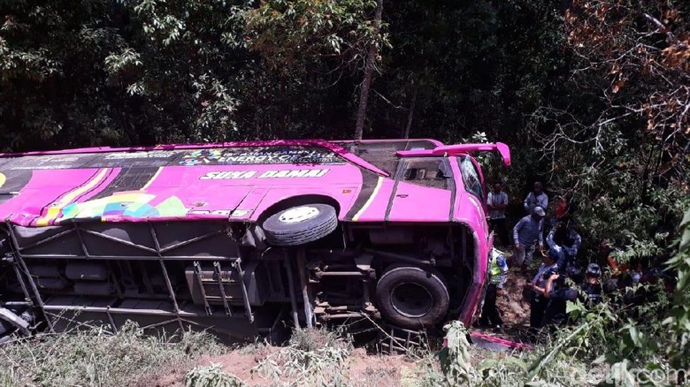 Bus SMK PGRI 1 Karanganyar Terjun ke Jurang, 4 Korban Rawat Inap Bus SMK PGRI 1 Karanganyar Terjun ke Jurang, 4 Korban Rawat Inap