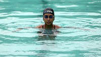 Di salah satu malam saat mengikuti POPDA itulah, Laura terpeleset di kamar mandi. Dia jatuh terduduk. Dan yang akhirnya membuat lumpuh hingga saat ini.