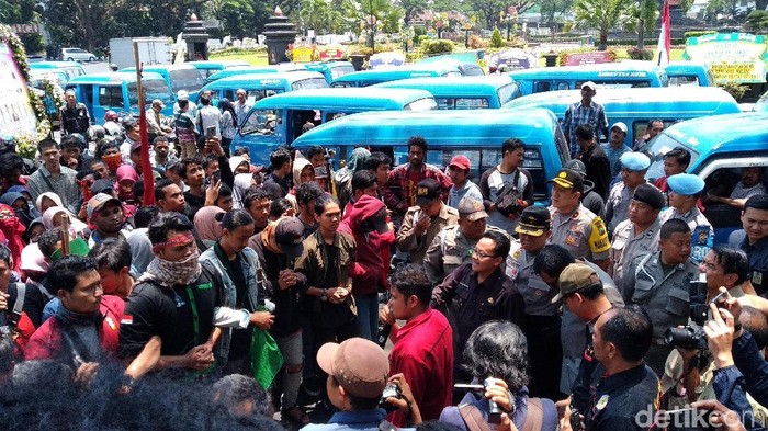Hari Pertama Kerja, Wali Kota Malang Dikado Demonstrasi