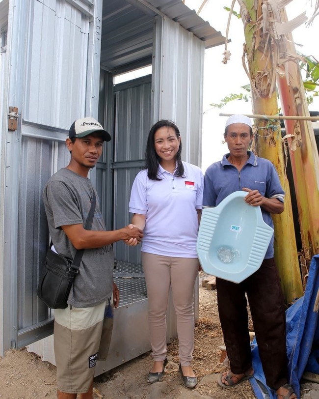 Gaya sederhana menjadi pilihan Sara saat mengunjungi korban gempa Lombok. Anak dari salah satu orang terkaya di Indonesia, Hashim Djojohadikusumo itu terlihat tampil casual dengan kaus putih berkerah dan celana berwarna cokelat. Foto: Instagram @ rahayusaraswati