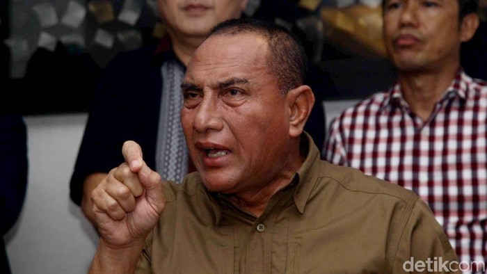 Menpora Imam Nahrawi resmi memberhentikan sepakbola Liga 1 selama dua pekan. Ketum PSSI Edy Rahmayadi pun menjawab. Begini Ekspresinya.