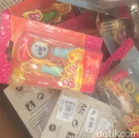 Boneka Mini Barbie banyak jadi incaran. Bagaimana tidak, harganya dibanderol Rp 10 ribu saja. Tiap boneka juga memiliki seri berbeda, dari hewan peliharaan sampai zodiak.