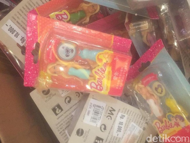 Boneka Mini Barbie banyak jadi incaran. Bagaimana tidak, harganya dibanderol Rp 10 ribu saja. Tiap boneka juga memiliki seri berbeda, dari hewan peliharaan sampai zodiak.